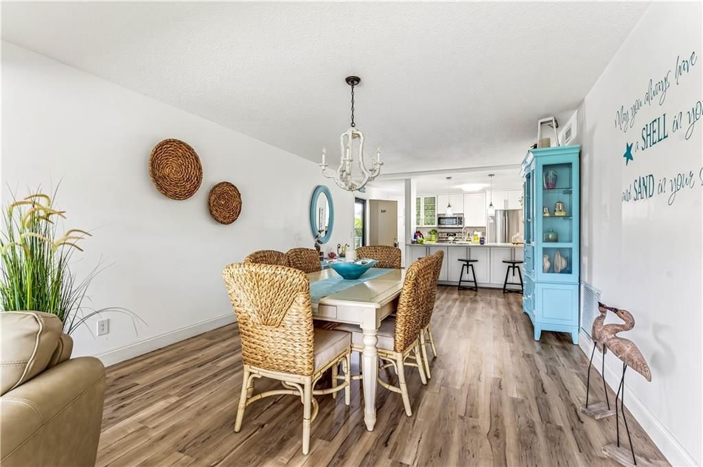 Active With Contract: $249,900 (2 beds, 2 baths, 1188 Square Feet)