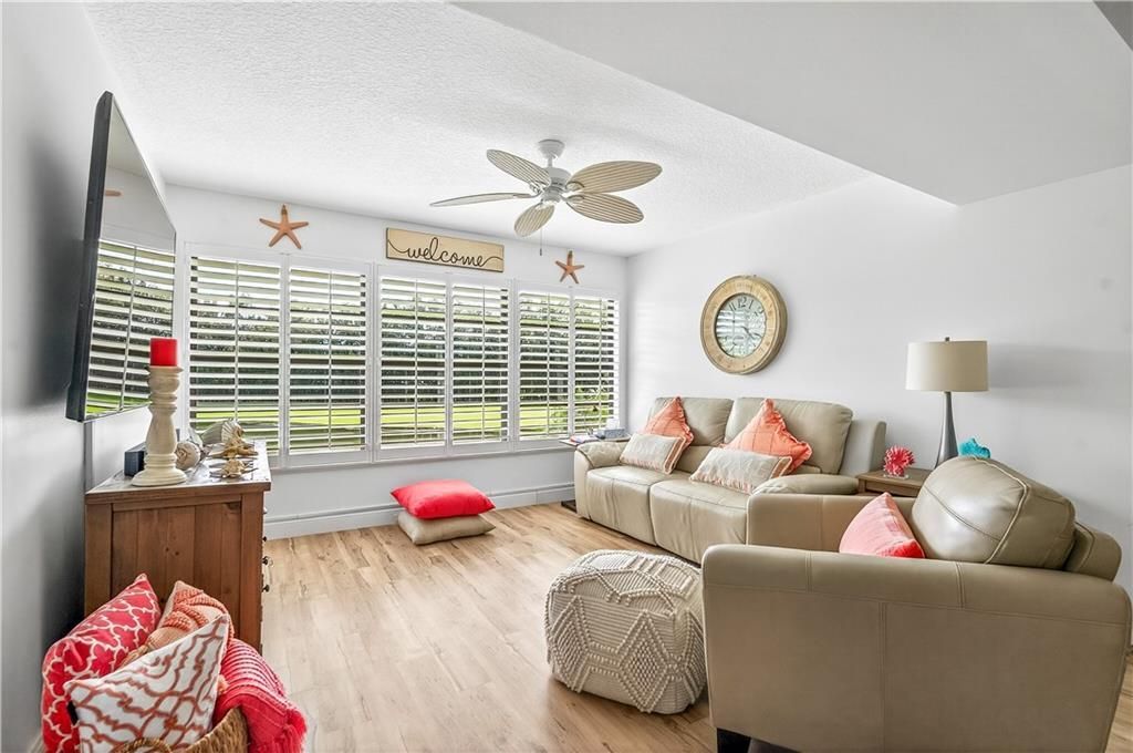 Active With Contract: $249,900 (2 beds, 2 baths, 1188 Square Feet)