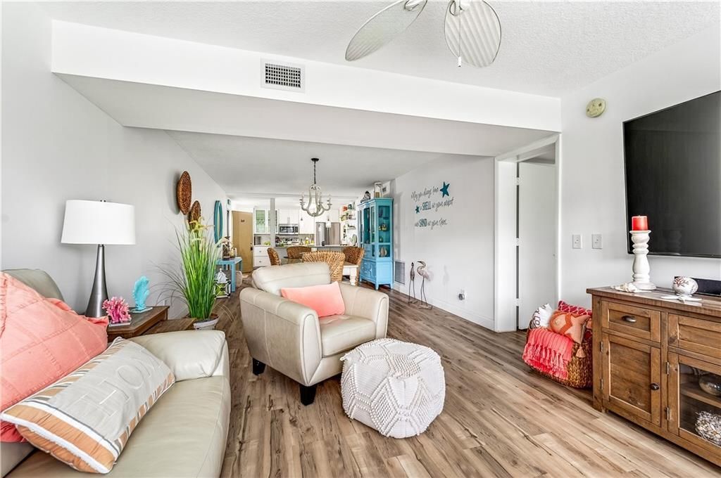 Active With Contract: $249,900 (2 beds, 2 baths, 1188 Square Feet)