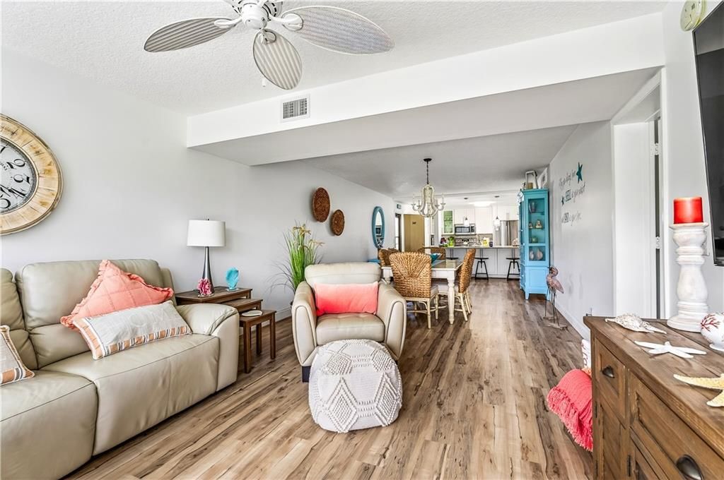 Active With Contract: $249,900 (2 beds, 2 baths, 1188 Square Feet)