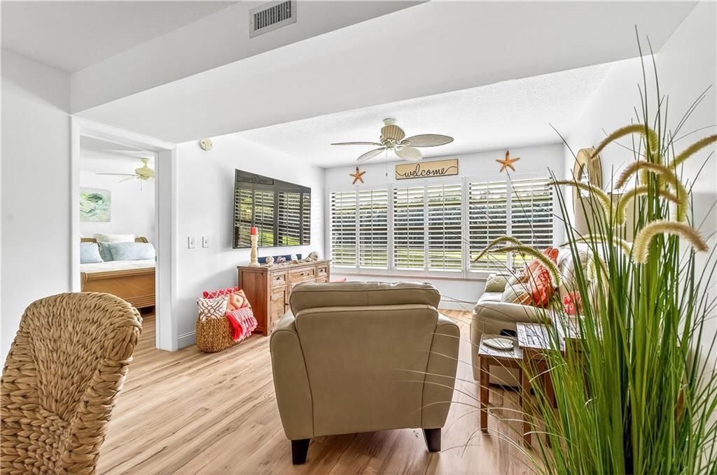 Active With Contract: $249,900 (2 beds, 2 baths, 1188 Square Feet)