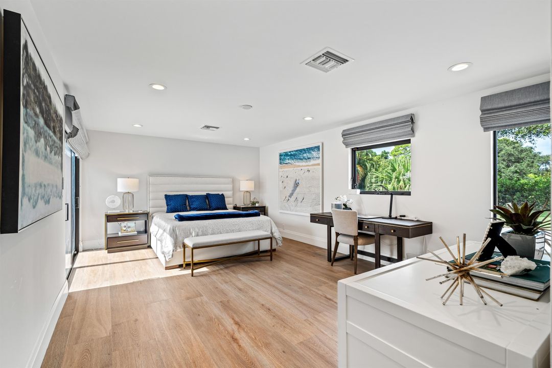 合同活跃: $3,700,000 (4 贝兹, 3 浴室, 3563 平方英尺)