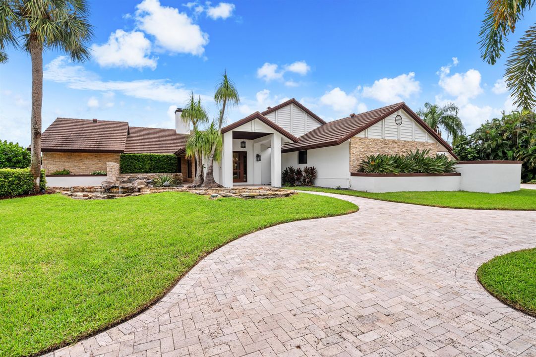 合同活跃: $3,700,000 (4 贝兹, 3 浴室, 3563 平方英尺)