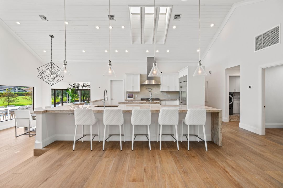 合同活跃: $3,700,000 (4 贝兹, 3 浴室, 3563 平方英尺)