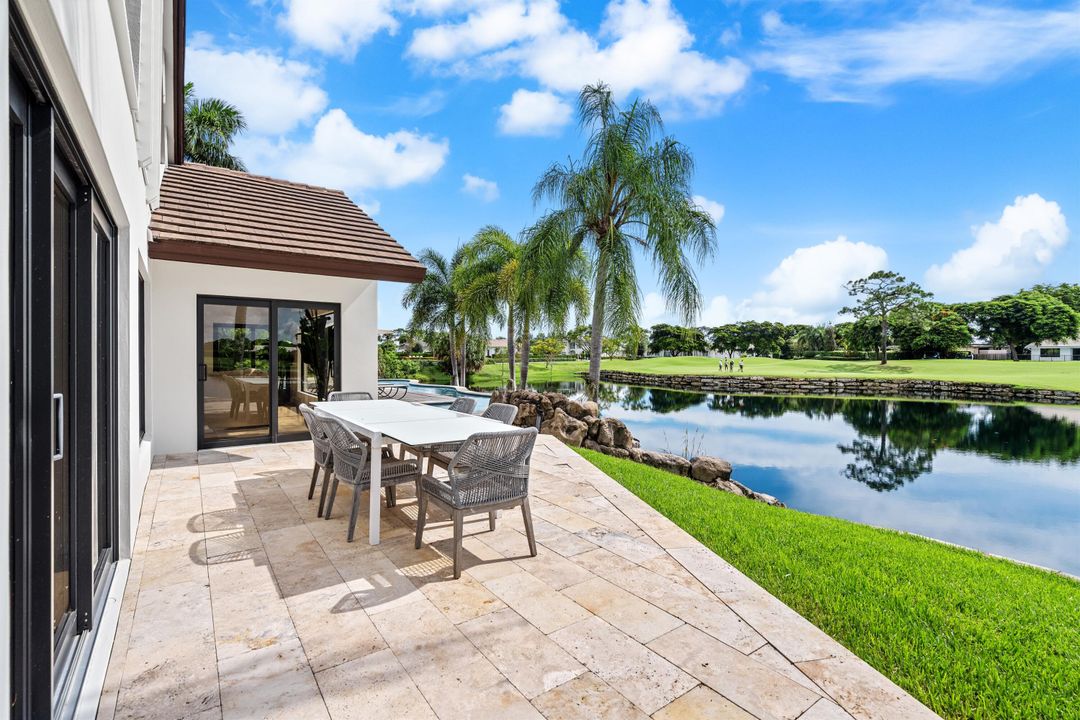 合同活跃: $3,700,000 (4 贝兹, 3 浴室, 3563 平方英尺)