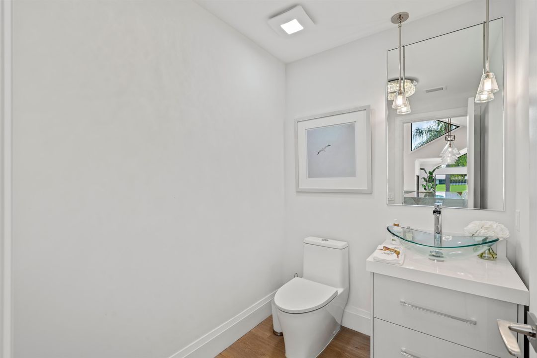 合同活跃: $3,700,000 (4 贝兹, 3 浴室, 3563 平方英尺)