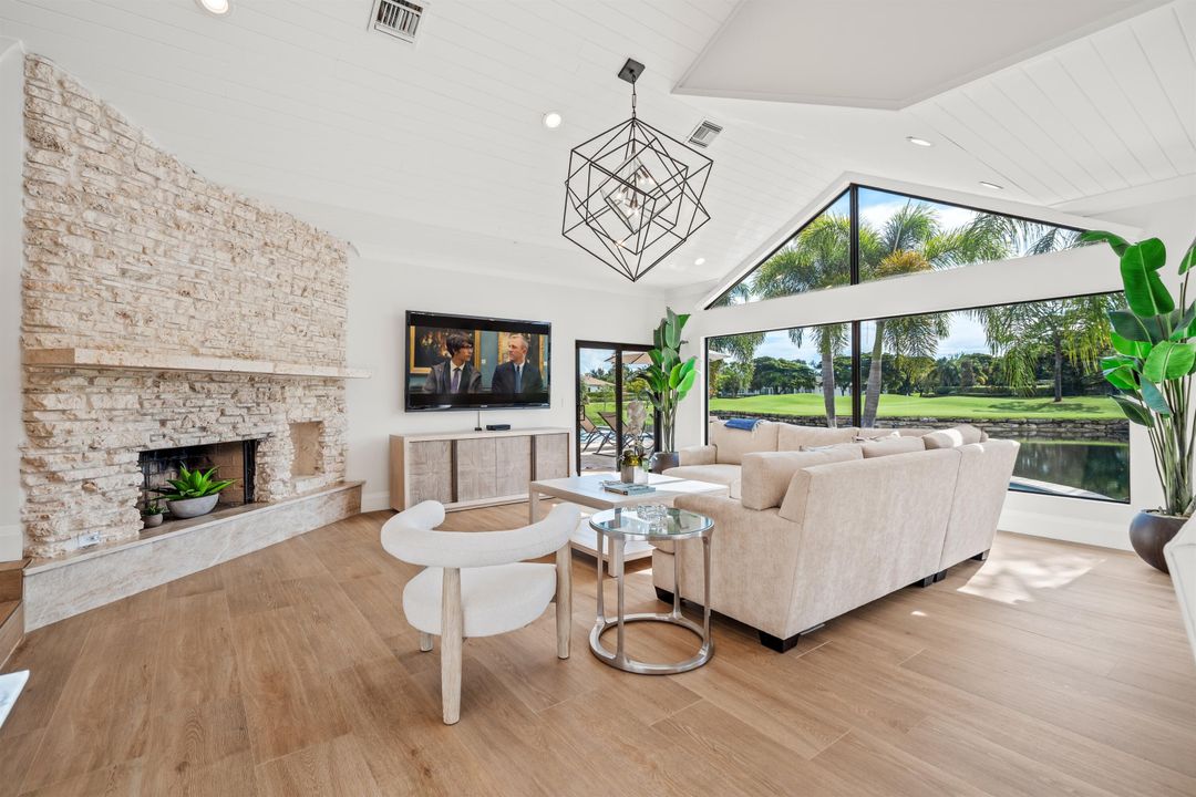 合同活跃: $3,700,000 (4 贝兹, 3 浴室, 3563 平方英尺)