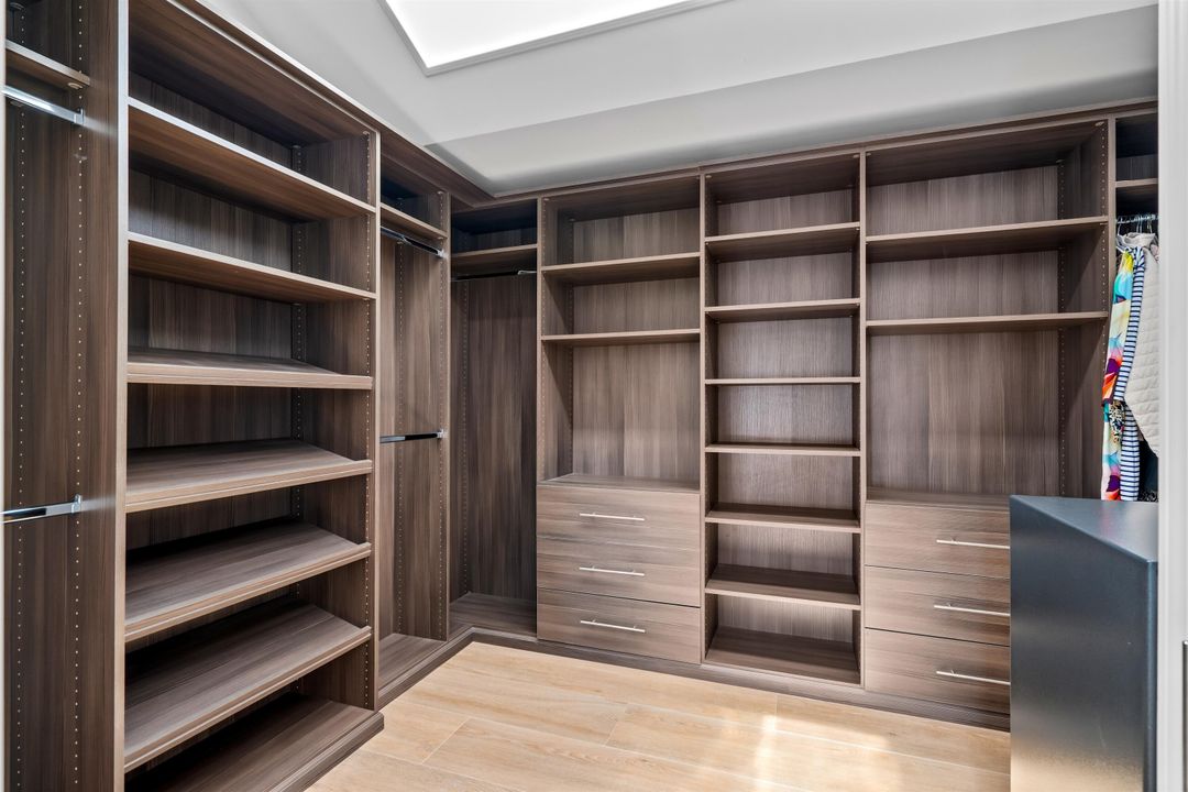 合同活跃: $3,700,000 (4 贝兹, 3 浴室, 3563 平方英尺)