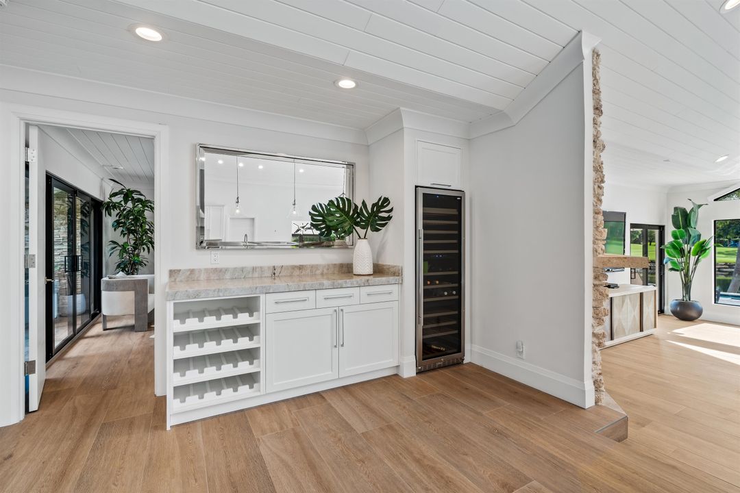 合同活跃: $3,700,000 (4 贝兹, 3 浴室, 3563 平方英尺)