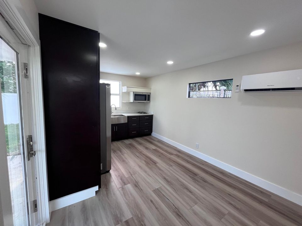 合同活跃: $799,000 (4 贝兹, 3 浴室, 1900 平方英尺)