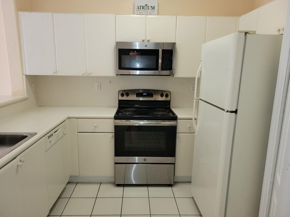 合同活跃: $1,800 (3 贝兹, 2 浴室, 1166 平方英尺)