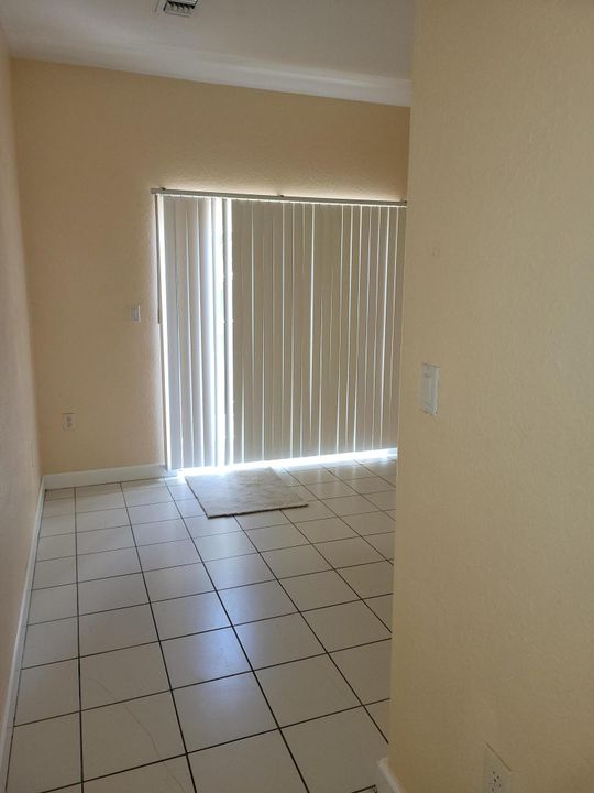 合同活跃: $1,800 (3 贝兹, 2 浴室, 1166 平方英尺)