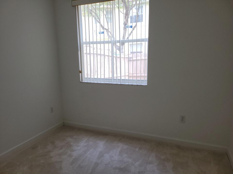 合同活跃: $1,800 (3 贝兹, 2 浴室, 1166 平方英尺)