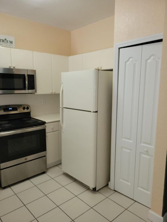 合同活跃: $1,800 (3 贝兹, 2 浴室, 1166 平方英尺)