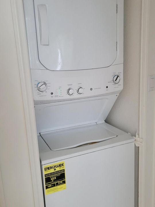 合同活跃: $1,800 (3 贝兹, 2 浴室, 1166 平方英尺)