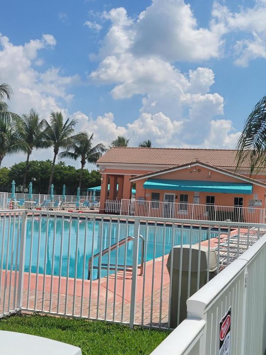 合同活跃: $1,800 (3 贝兹, 2 浴室, 1166 平方英尺)