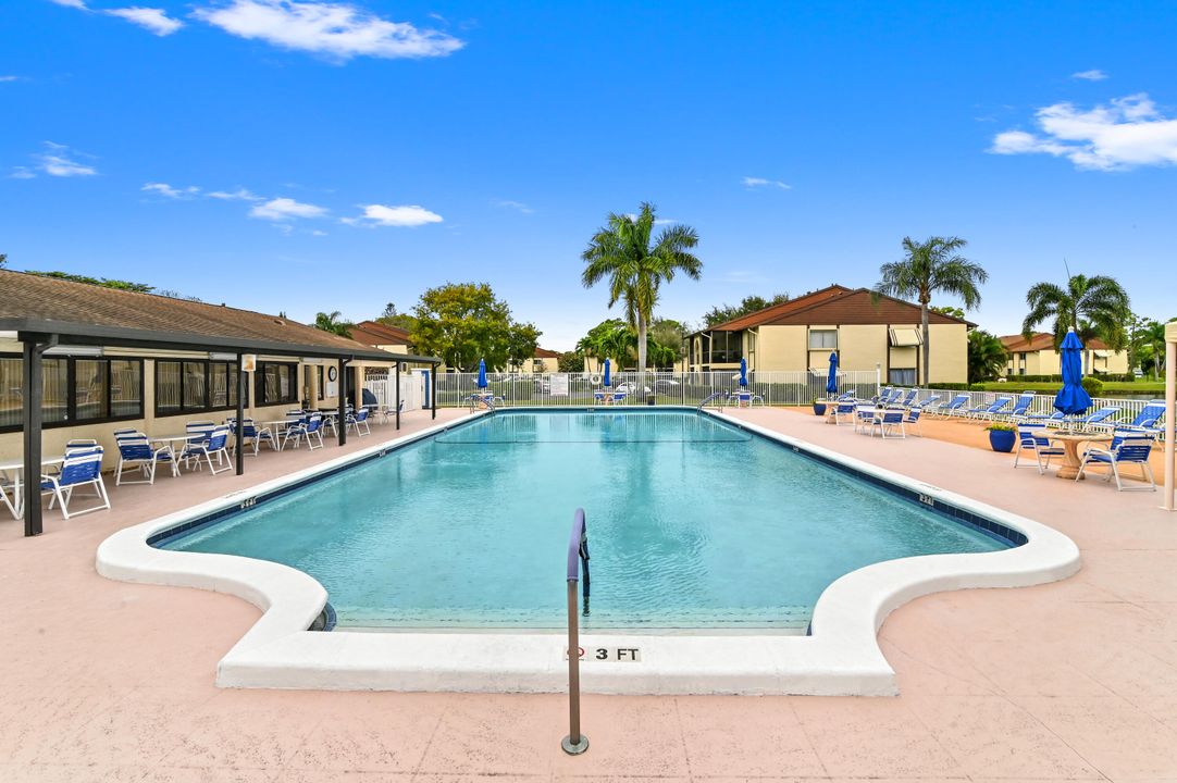 Active With Contract: $160,000 (2 beds, 2 baths, 924 Square Feet)