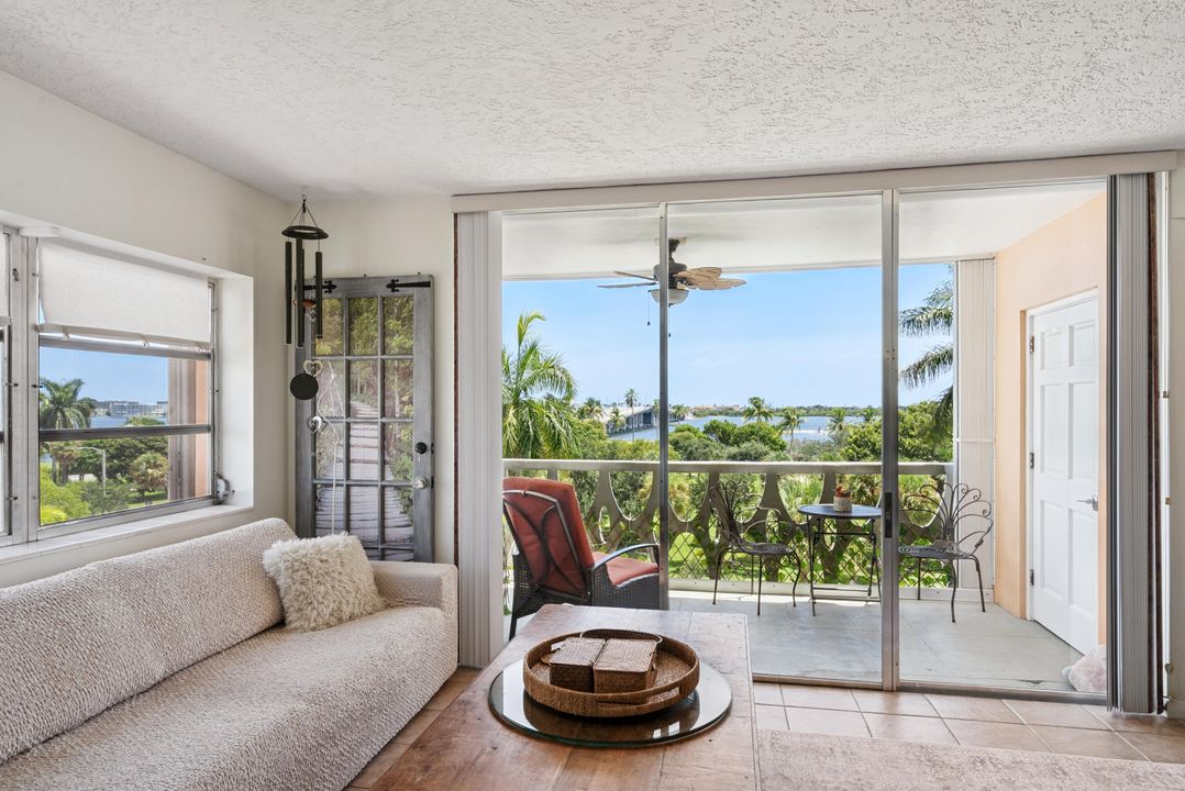 Active With Contract: $249,000 (1 beds, 1 baths, 550 Square Feet)