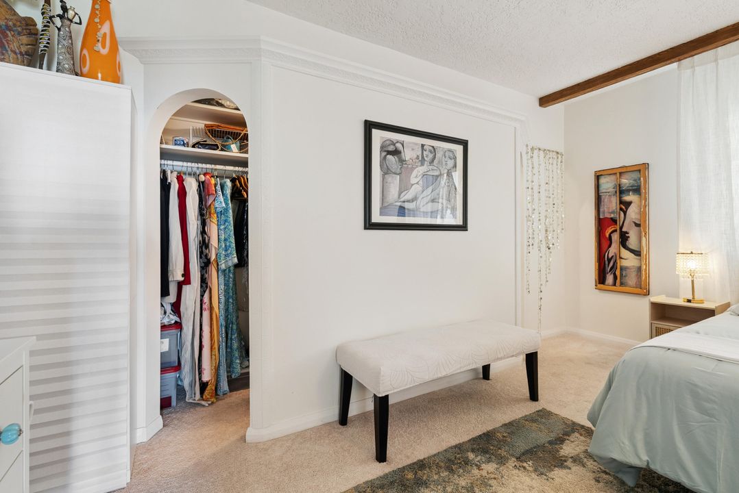 Active With Contract: $249,000 (1 beds, 1 baths, 550 Square Feet)