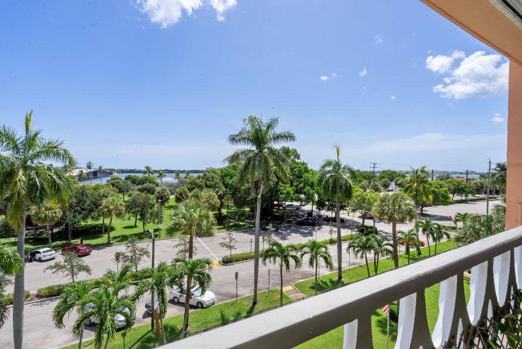 Active With Contract: $249,000 (1 beds, 1 baths, 550 Square Feet)