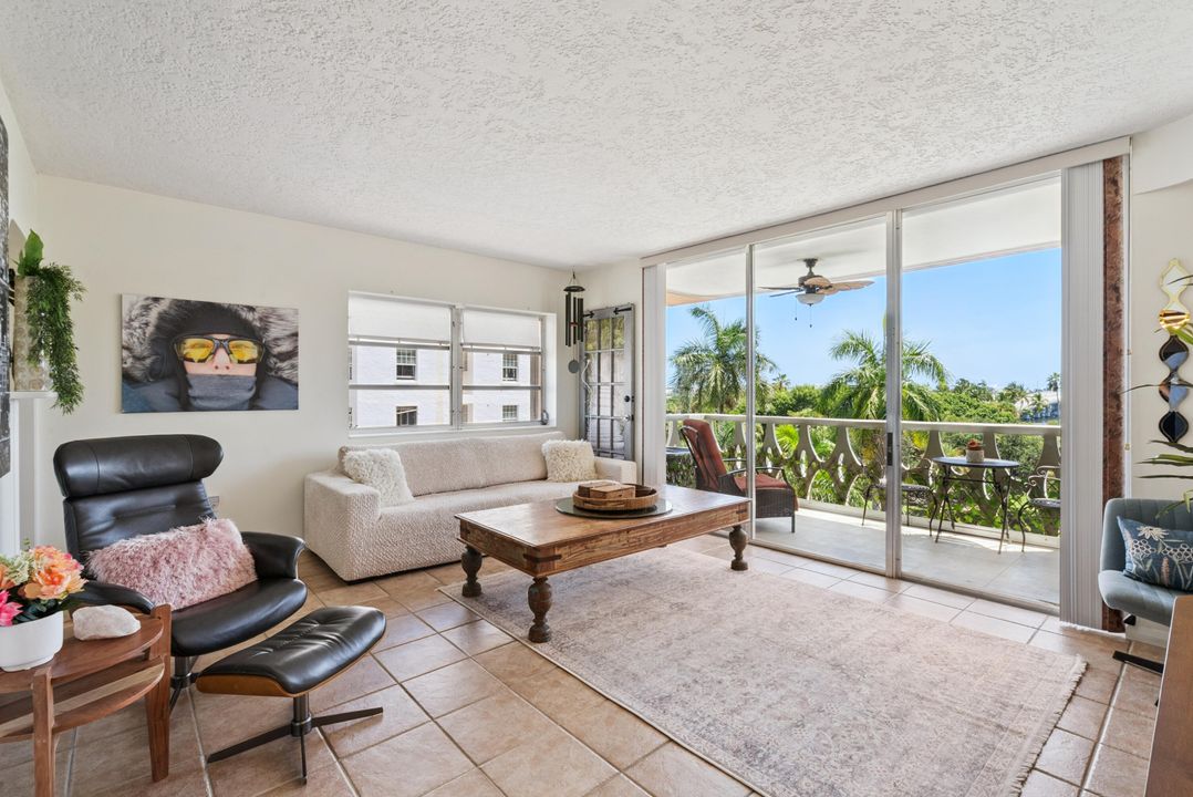 Active With Contract: $249,000 (1 beds, 1 baths, 550 Square Feet)