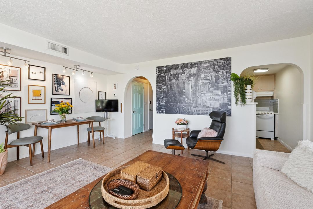 Active With Contract: $249,000 (1 beds, 1 baths, 550 Square Feet)
