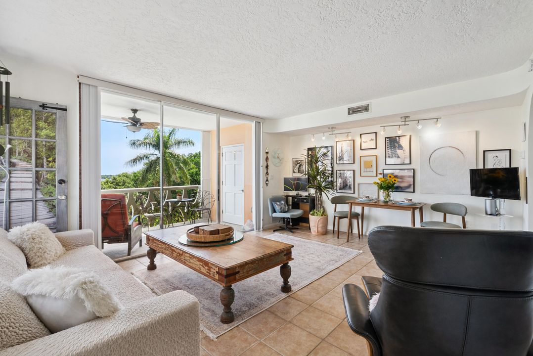 Active With Contract: $249,000 (1 beds, 1 baths, 550 Square Feet)