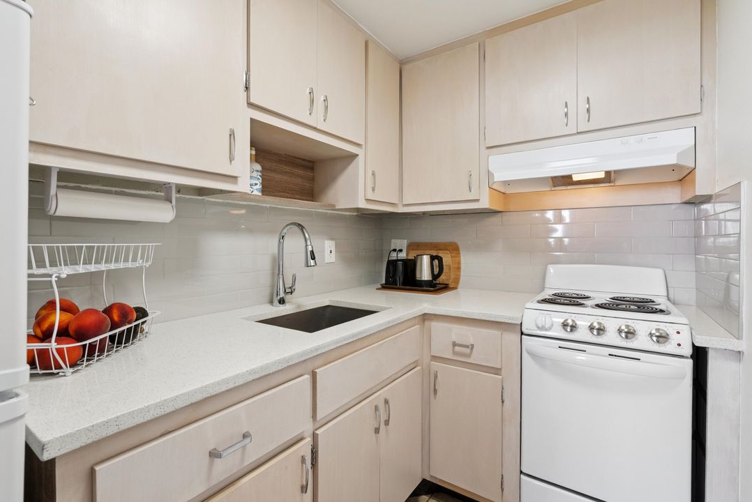 Active With Contract: $249,000 (1 beds, 1 baths, 550 Square Feet)