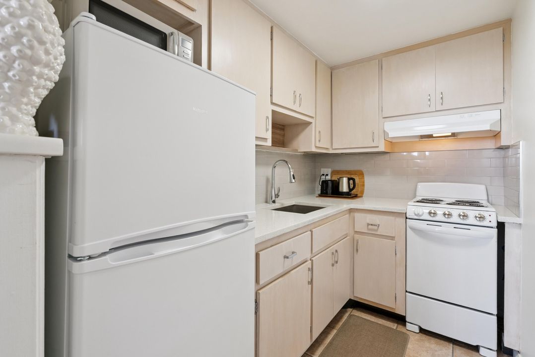 Active With Contract: $249,000 (1 beds, 1 baths, 550 Square Feet)
