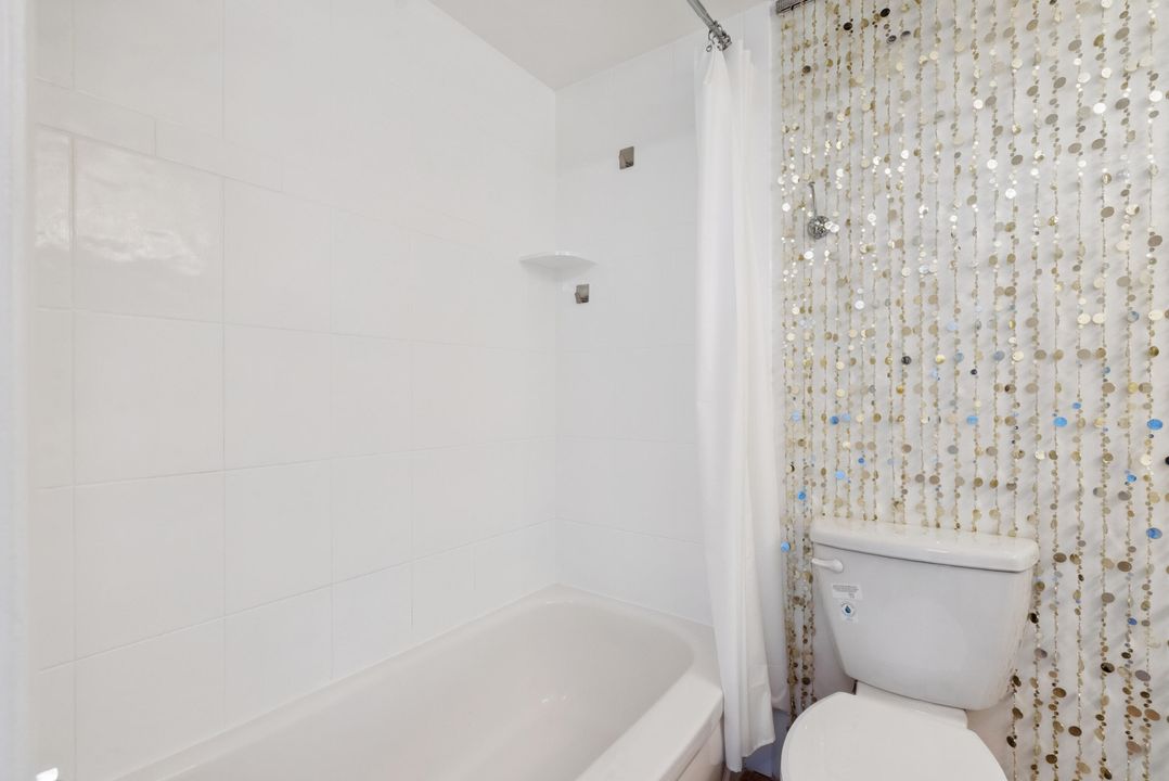 Active With Contract: $249,000 (1 beds, 1 baths, 550 Square Feet)