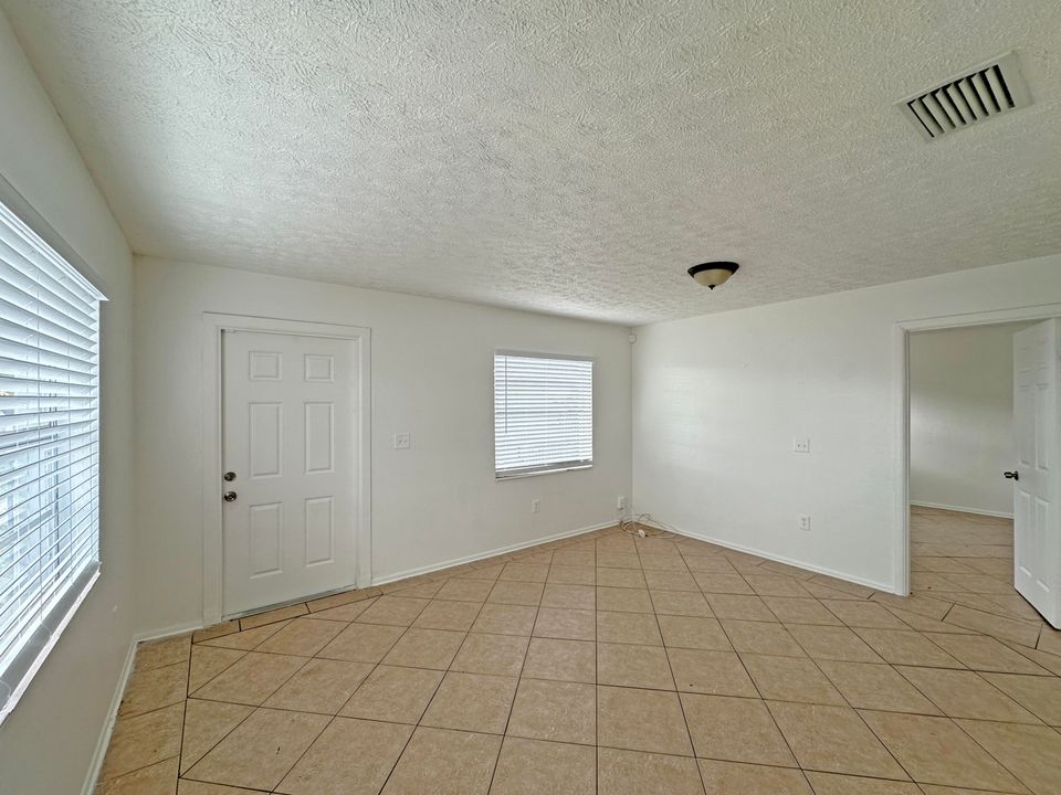 For Rent: $1,550 (2 beds, 1 baths, 798 Square Feet)