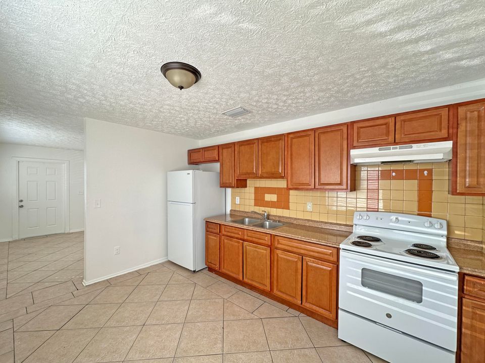 For Rent: $1,550 (2 beds, 1 baths, 798 Square Feet)