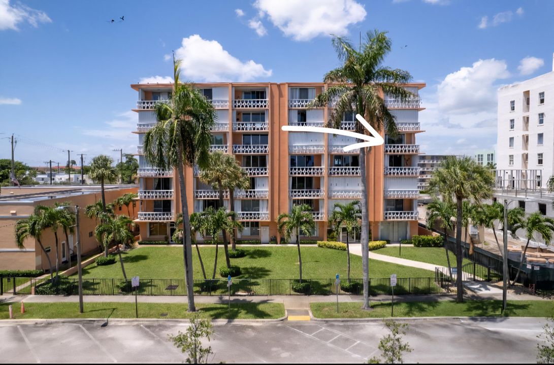 Active With Contract: $249,000 (1 beds, 1 baths, 550 Square Feet)