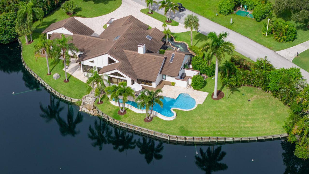 合同活跃: $3,700,000 (4 贝兹, 3 浴室, 3563 平方英尺)