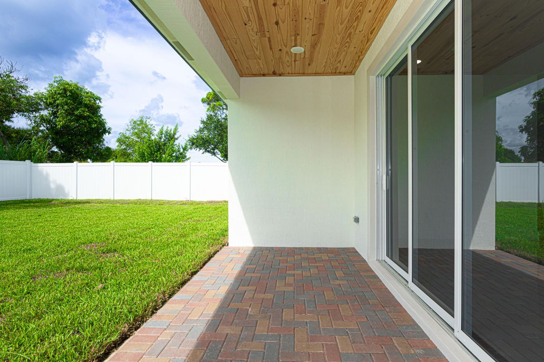 合同活跃: $719,000 (4 贝兹, 2 浴室, 1898 平方英尺)