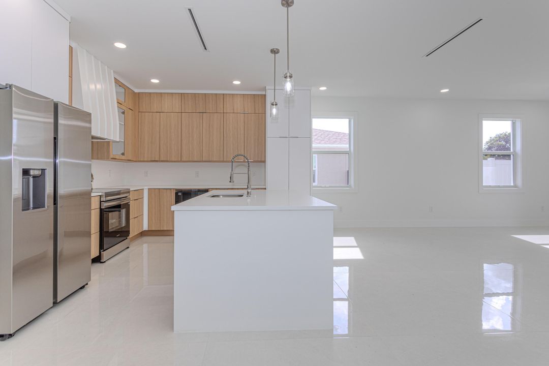 合同活跃: $719,000 (4 贝兹, 2 浴室, 1898 平方英尺)