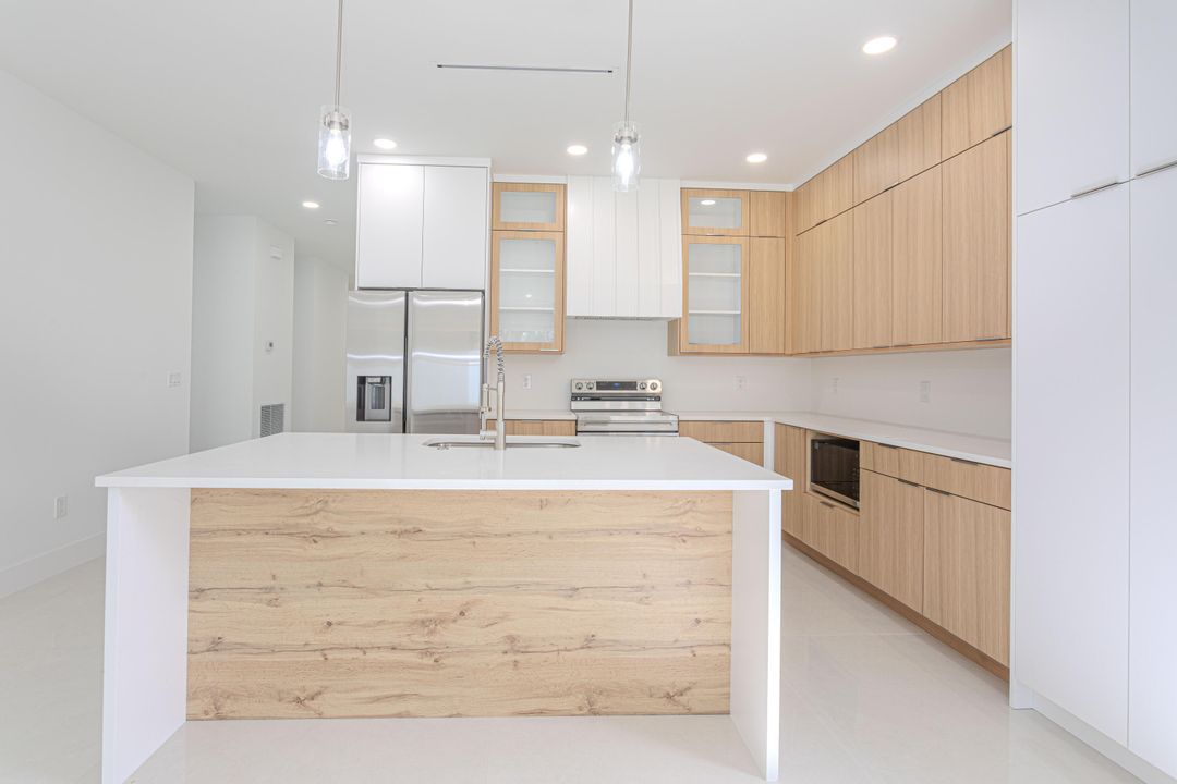 合同活跃: $719,000 (4 贝兹, 2 浴室, 1898 平方英尺)