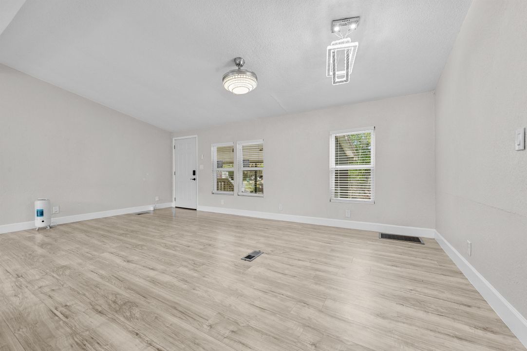 For Sale: $185,000 (3 beds, 2 baths, 1152 Square Feet)