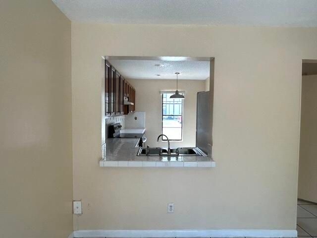 Active With Contract: $149,900 (2 beds, 1 baths, 963 Square Feet)