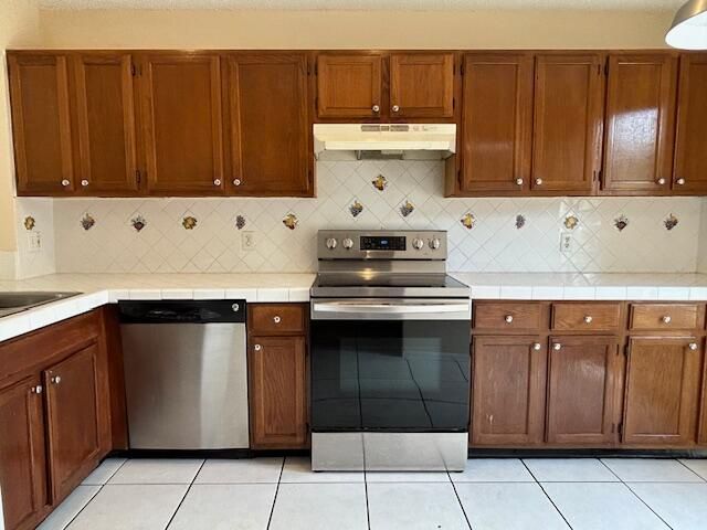 Active With Contract: $149,900 (2 beds, 1 baths, 963 Square Feet)