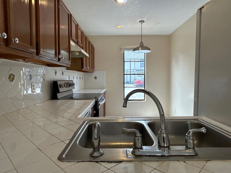 Active With Contract: $149,900 (2 beds, 1 baths, 963 Square Feet)