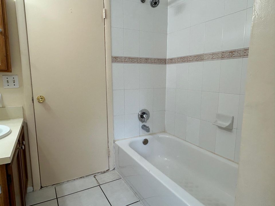 Active With Contract: $149,900 (2 beds, 1 baths, 963 Square Feet)