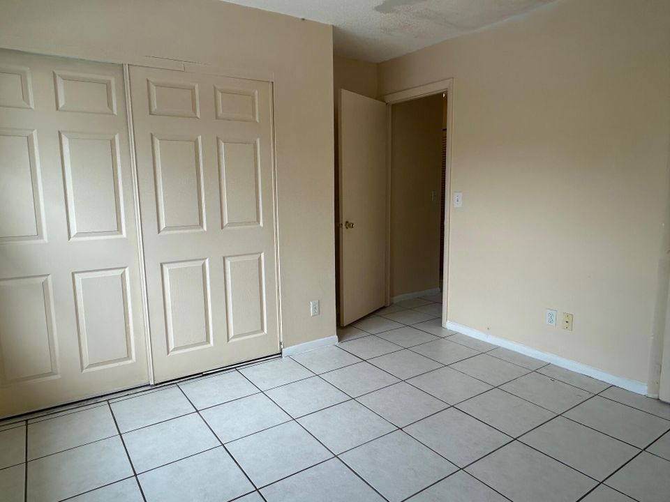 Active With Contract: $149,900 (2 beds, 1 baths, 963 Square Feet)