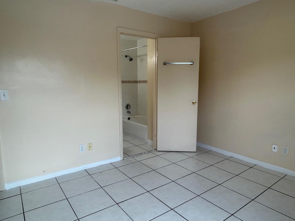 Active With Contract: $149,900 (2 beds, 1 baths, 963 Square Feet)