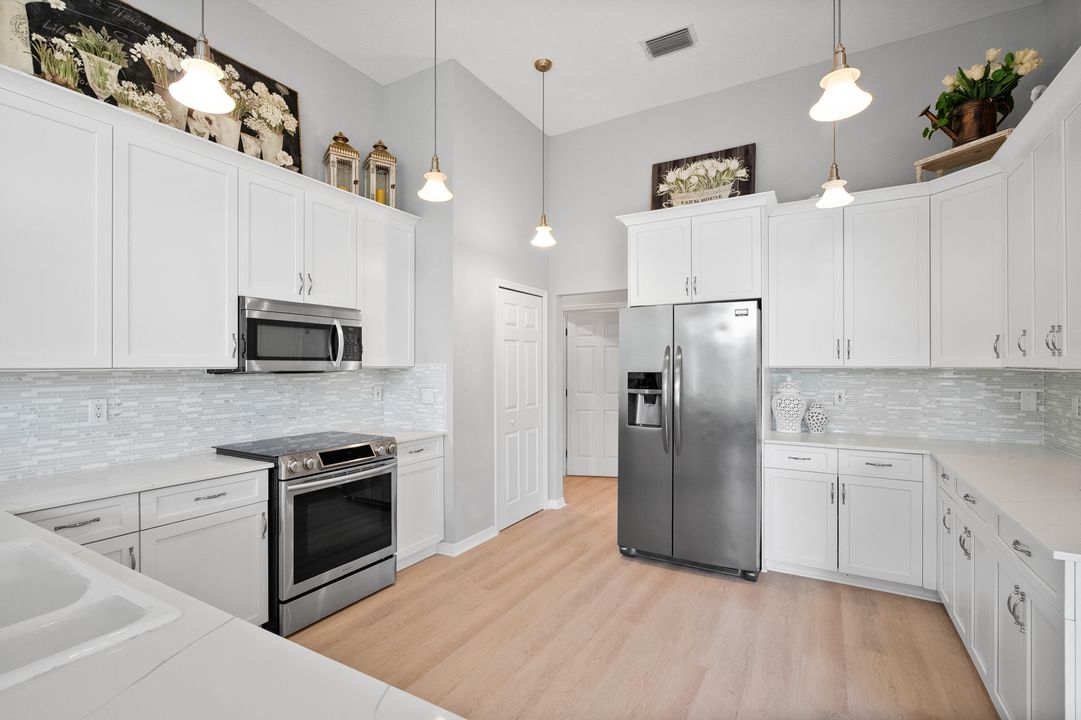 Под контрактом: $849,000 (4 спален, 3 ванн, 2766 Квадратных фут)