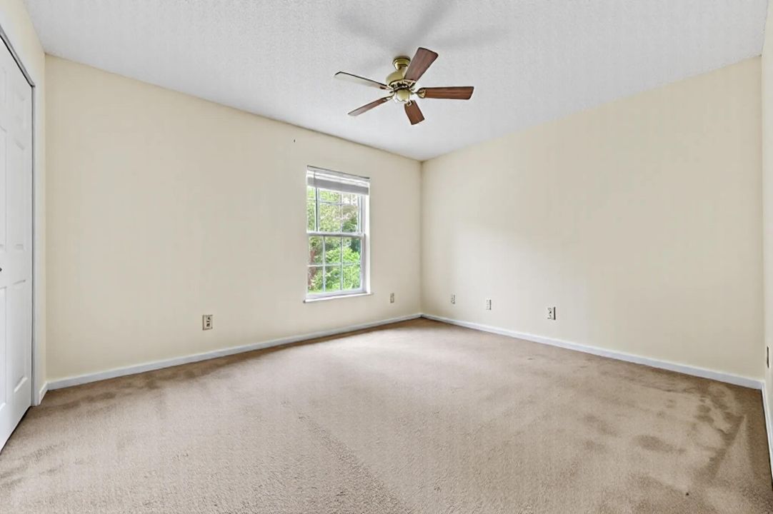 合同活跃: $300,000 (3 贝兹, 2 浴室, 2020 平方英尺)