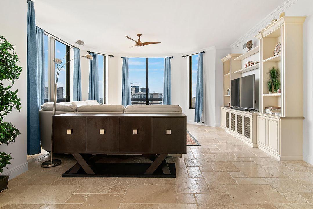 出租: $10,250 (2 贝兹, 2 浴室, 2156 平方英尺)