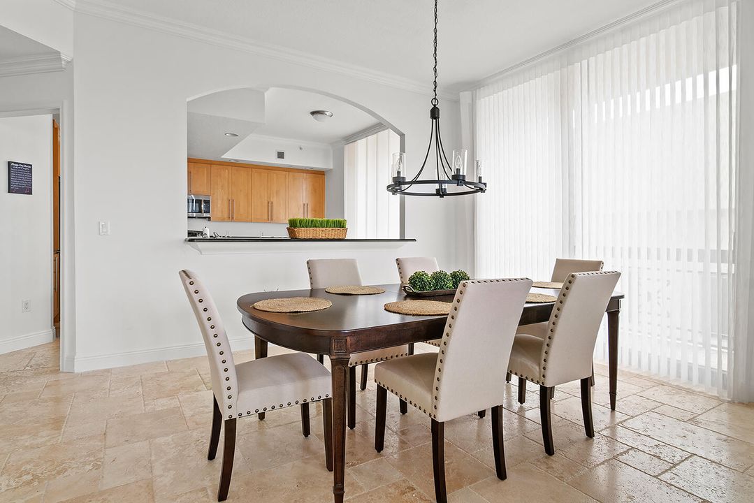 出租: $10,250 (2 贝兹, 2 浴室, 2156 平方英尺)