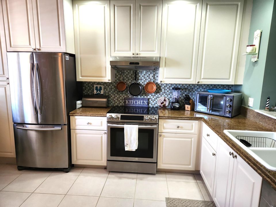 For Sale: $428,000 (2 beds, 2 baths, 1989 Square Feet)
