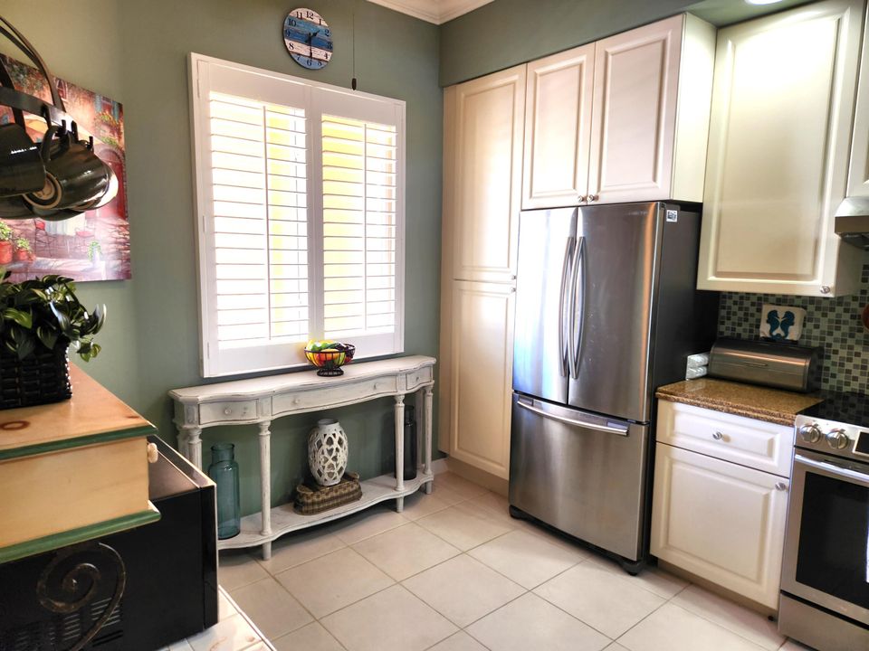 For Sale: $428,000 (2 beds, 2 baths, 1989 Square Feet)